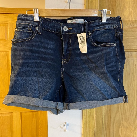 torrid dark denim roll hem jean shorts - Picture 4 of 7